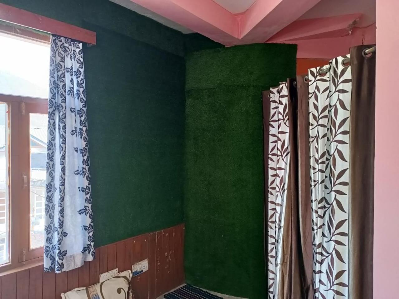 Roop Mountain Homestay Manāli エクステリア 写真
